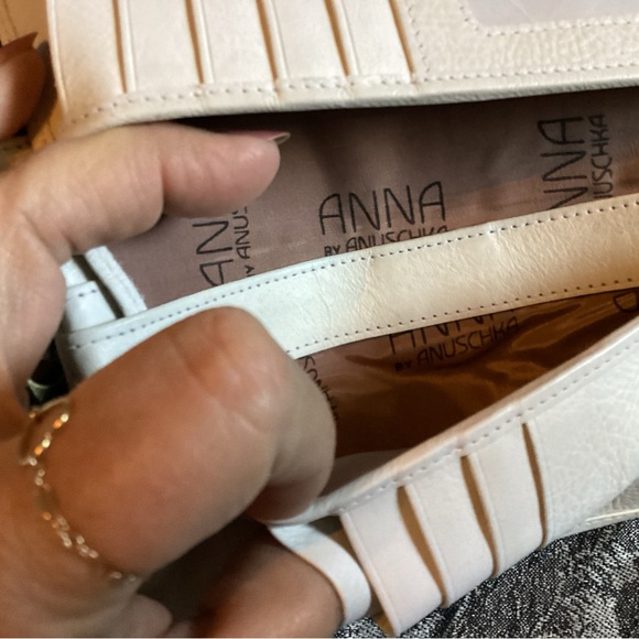 Anna Anushka NWT hand painted wristlet on white leather with red roses. - Picture 7 of 7